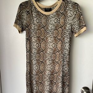 Tee-Shirt Dress 🐍